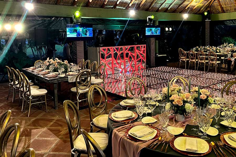 ¿Ofrecen producción audiovisual o servicio de DJ?