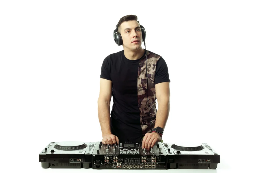 ¿El DJ es profesional o solo se reproduce una playlist?