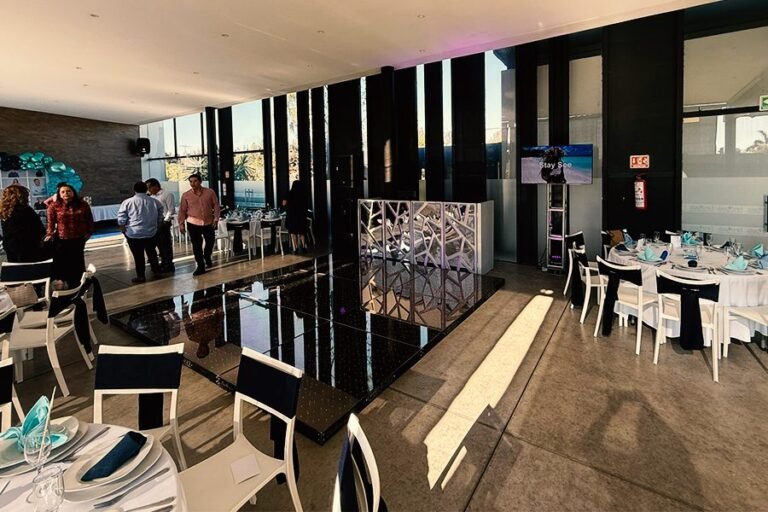 Fiestopolis-puebla-Nuestro-montaje-dj-con-pista-de-baile-iluminada