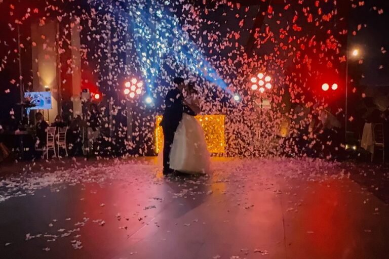 Montaje-Elegante-y-explosion-de-confeti-mariposa-para-boda