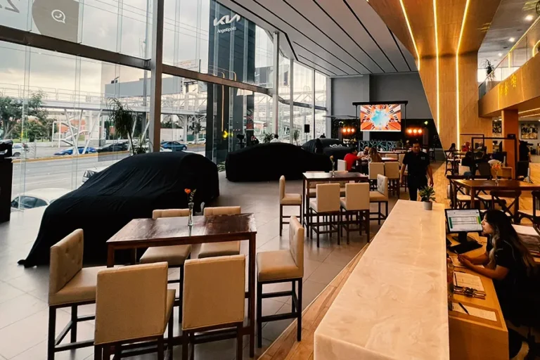 banquete-para-eventos-empresariales-con-produccion-audio-visual-montaje-corporativo-en-salon-moderno