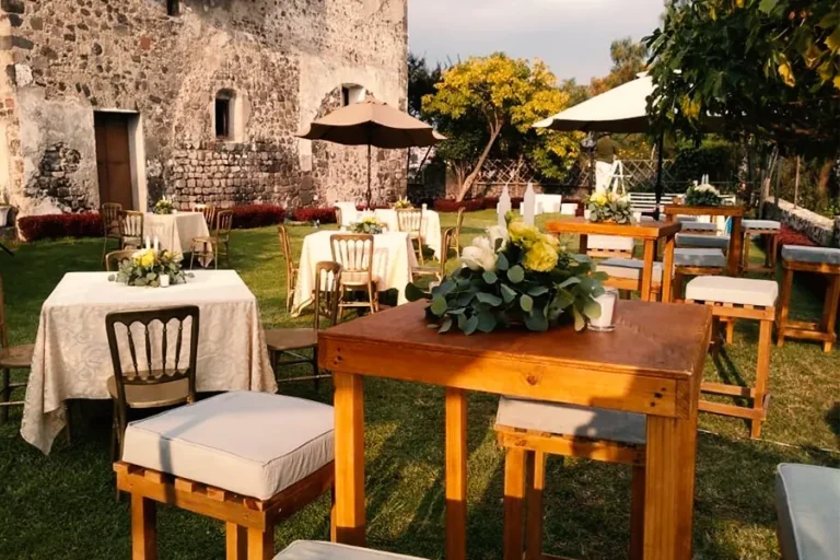 banquetes-para-bodas-en-puebla-jardin-hacienda-montaje-mesas-madera