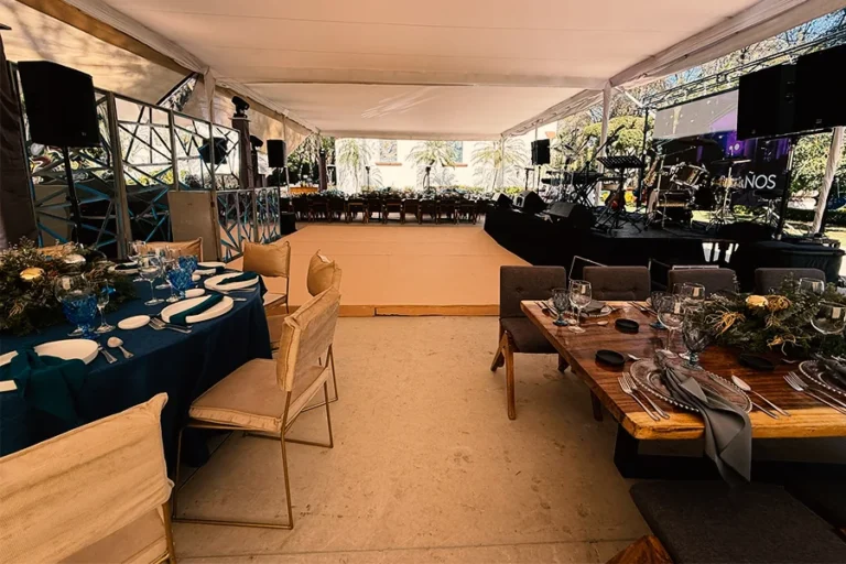 banquetes-para-eventos-empresariales-de-fin-de-ano-montaje-con-escenario-pantalla-led-y-mobiliario-elegante