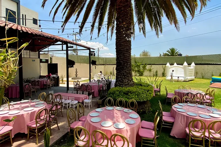 banquetes-para-eventos-sociales-y-empresariales-jardin-para-eventos-con-mesas-redondas-y-decoracion-rosa