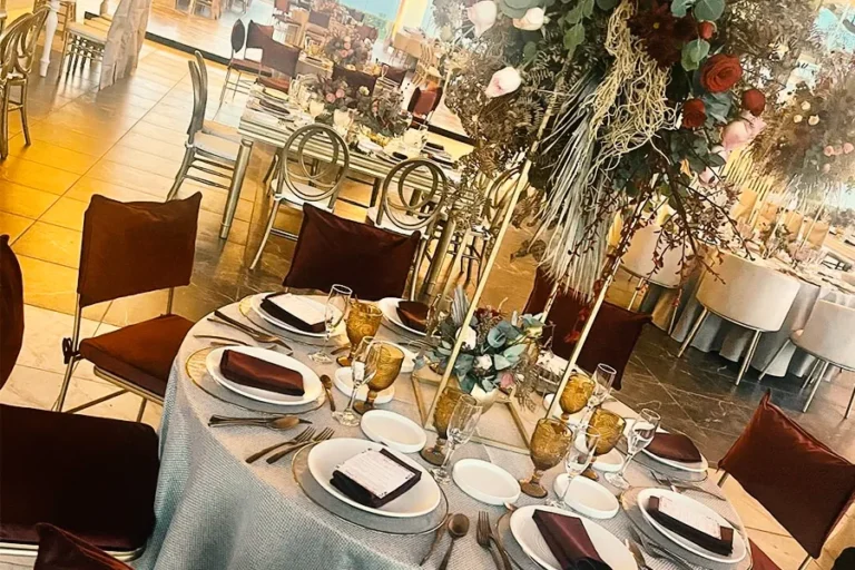 banquetes-para-eventos-sociales-y-empresariales-mesa-elegante-con-centro-floral-para-cena-formal