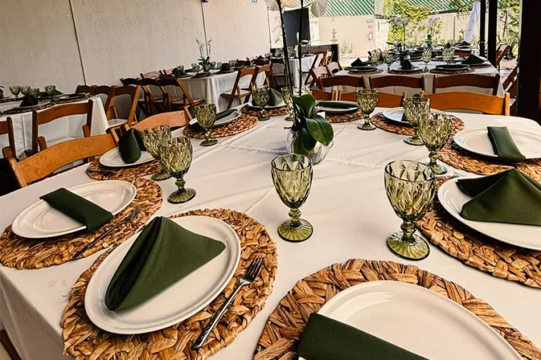 banquetes-para-eventos-sociales-y-empresariales-mesa-rustica-con-cristaleria-verde-para-evento-social