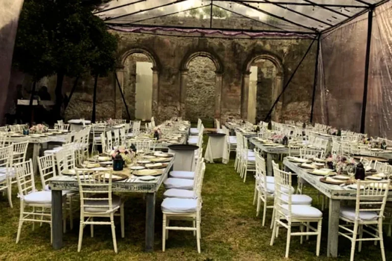 banquetes-para-eventos-sociales-y-empresariales-montaje-boda-en-hacienda-con-carpa-y-mesas-largas