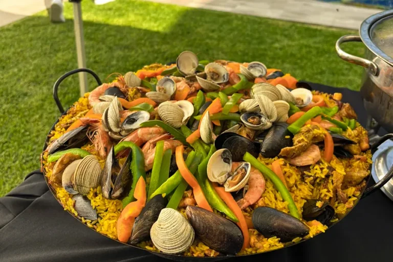 banquetes-para-eventos-sociales-y-empresariales-paella-gourmet-para-evento-al-aire-libre