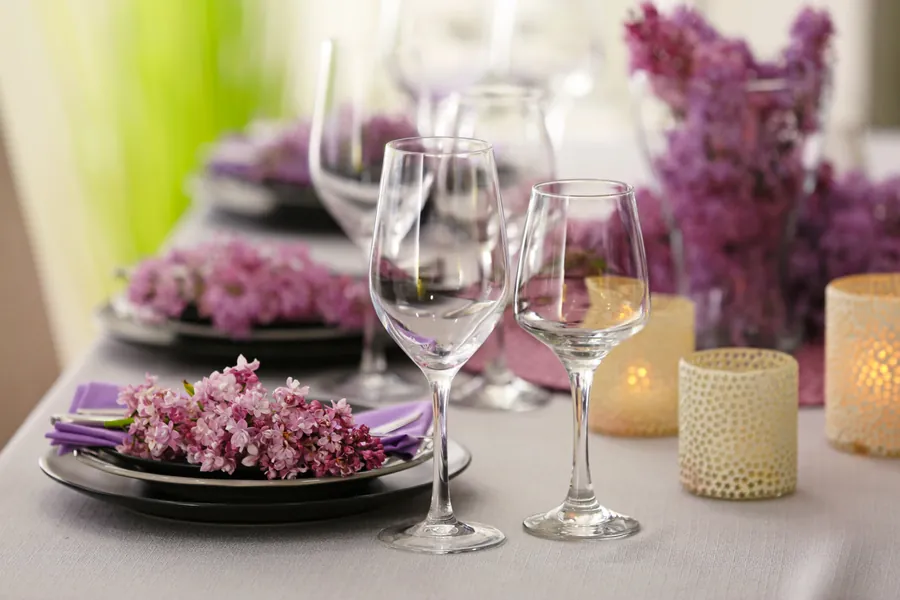 banquetes-y-cata-de-vinos-montaje-de-mesa-con-copas-y-decoracion-floral-lila