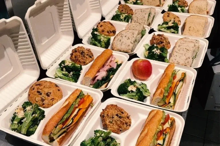 box-lunch-empresarial-con-sandwich-y-ensalada-para-eventos-corporativos