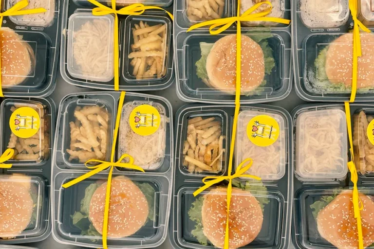 box-lunch-infantil-con-hamburguesa-y-papas-para-fiestas