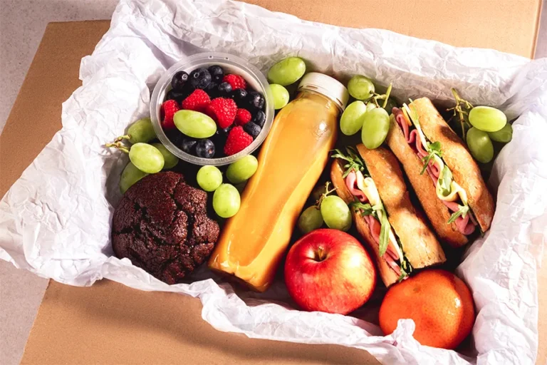 box-lunch-para-eventos-empresariales-con-sandwich-fruta-y-jugo