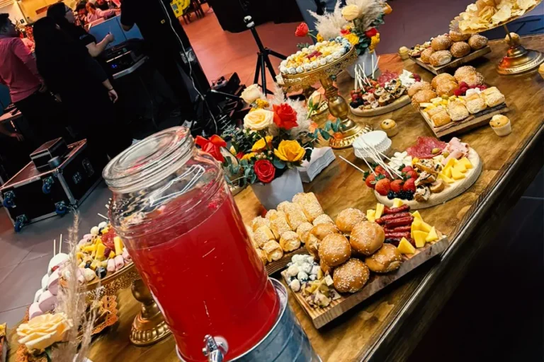 canapes-y-bocadillos-para-eventos-buffet-gourmet-con-variedad-de-bocadillos-y-bebidas