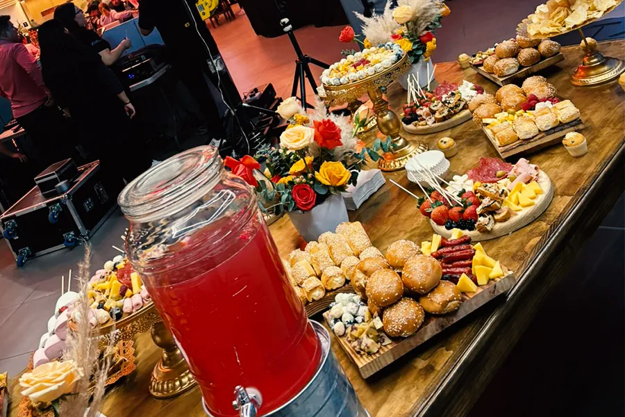 canapes-y-bocadillos-para-eventos-buffet-gourmet-con-variedad-de-bocadillos-y-bebidas
