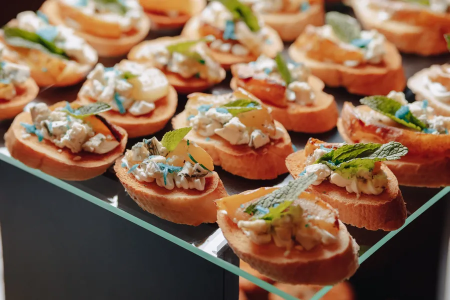 canapes-y-bocadillos-para-eventos-canapes-gourmet-con-queso-fruta-y-hierbas-frescas
