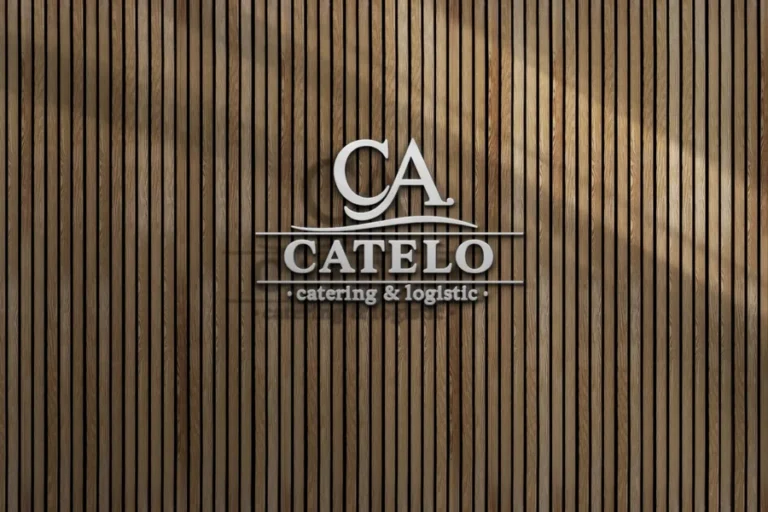 catelo-catering-banquetes-para-eventos-en-puebla-logo-corporativo-sobre-muro-de-madera