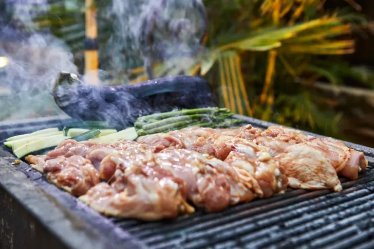 catering-de-parrillada-para-eventos-con-brochetas-y-verduras