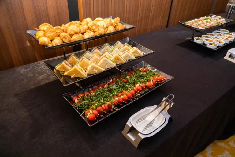 catering-para-coffee-break-en-puebla-bandejas-con-sandwiches-y-croissants