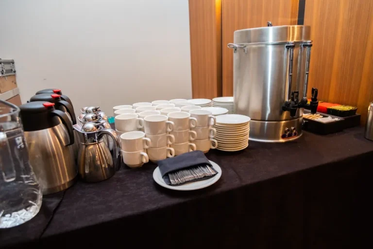 catering-para-coffee-break-en-puebla-estacion-de-cafe-con-termos-y-tazas