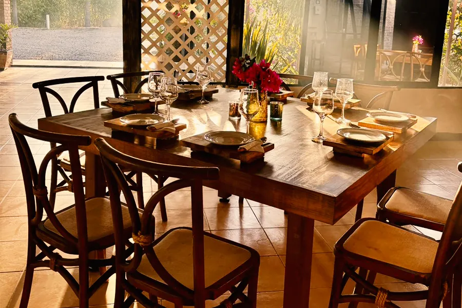 comida-de-chef-a-domicilio-con-mobiliario-mesa-rustica-elegante-en-interior-con-iluminacion-calida