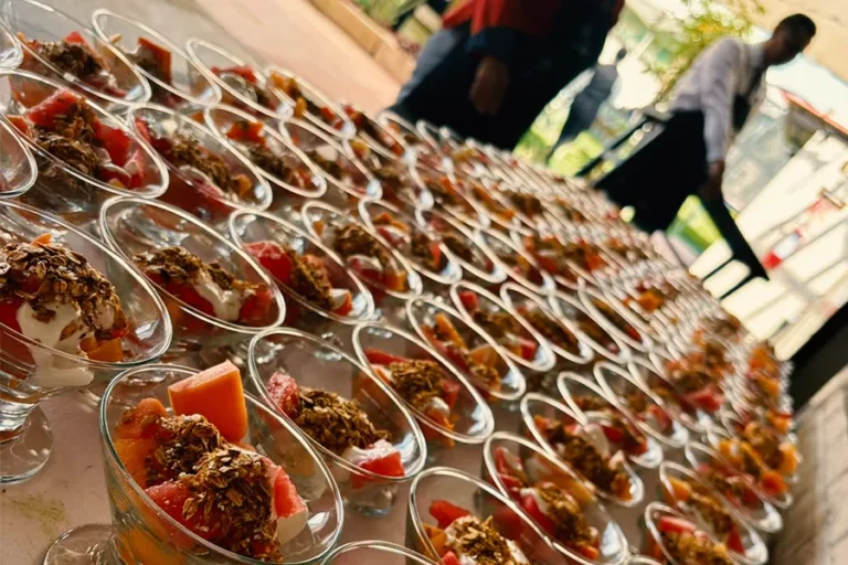 desayuno-para-empresas-o-eventos-sociales-catering-fruta-granola
