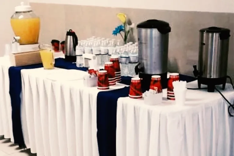 estacion-de-bebidas-para-eventos-mesa-con-dispensadores-de-jugo-y-cafe