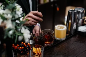 mixologia-en-puebla-bartender-preparando-cocteles