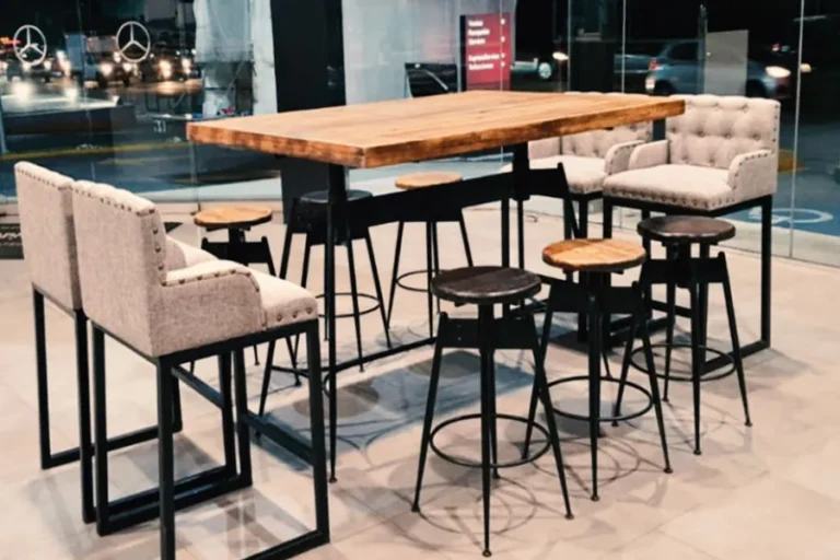 mobiliario-industrial-para-eventos-mesa-alta-tipo-bar-con-bancos-y-sillas-tapizadas-modernas