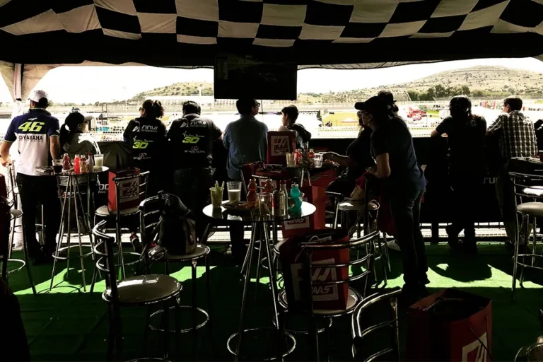 mobiliario-lounge-para-eventos-deportivos-area-vip-con-mesas-altas-y-bancos-en-evento