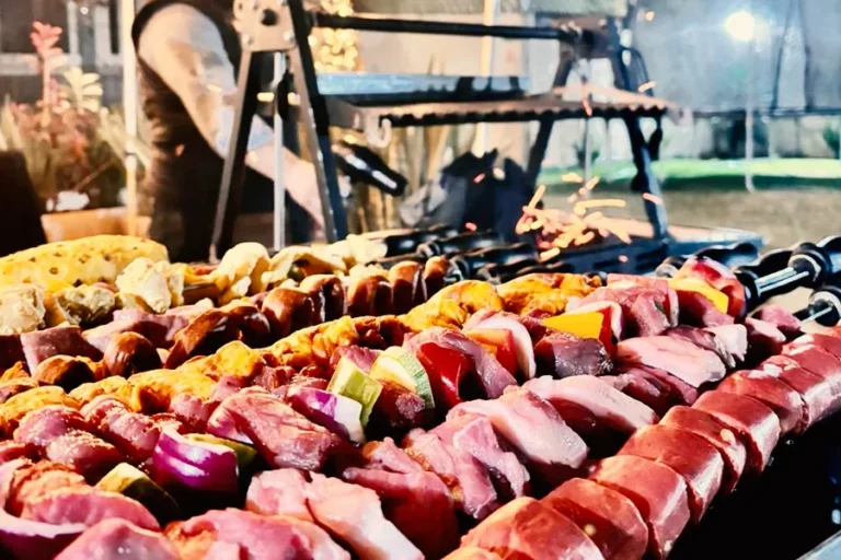 parrillada-para-eventos-con-banderillas-y-carnes-asadas