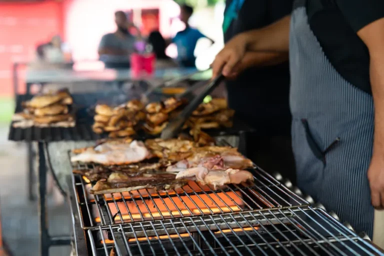 parrillada-para-eventos-con-pollo-a-la-parrilla-y-vegetales