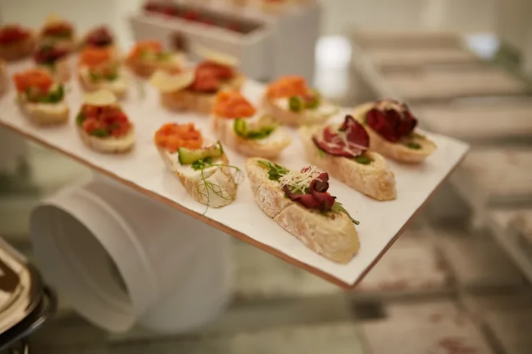 servicio-de-bocadillos-y-canapes-gourmet-para-eventos-corporativos
