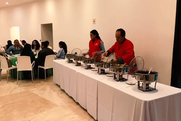 servicio-de-buffet-para-eventos-corporativos-catering-con-chefs-y-chafers-elegantes