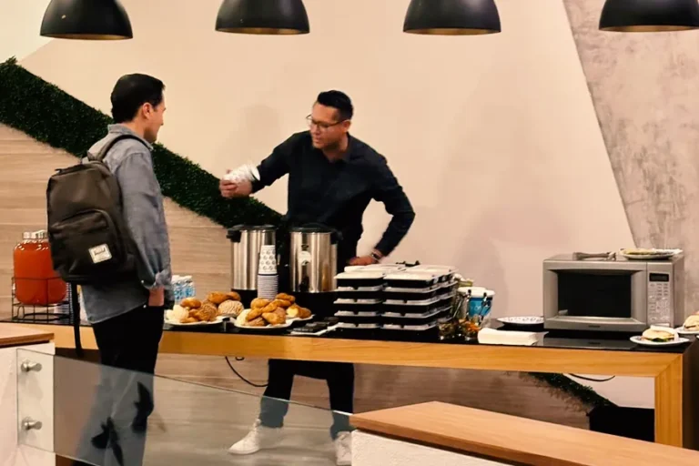 servicio-de-coffee-break-empresarial-estacion-con-cafe-y-bocadillos-para-oficina