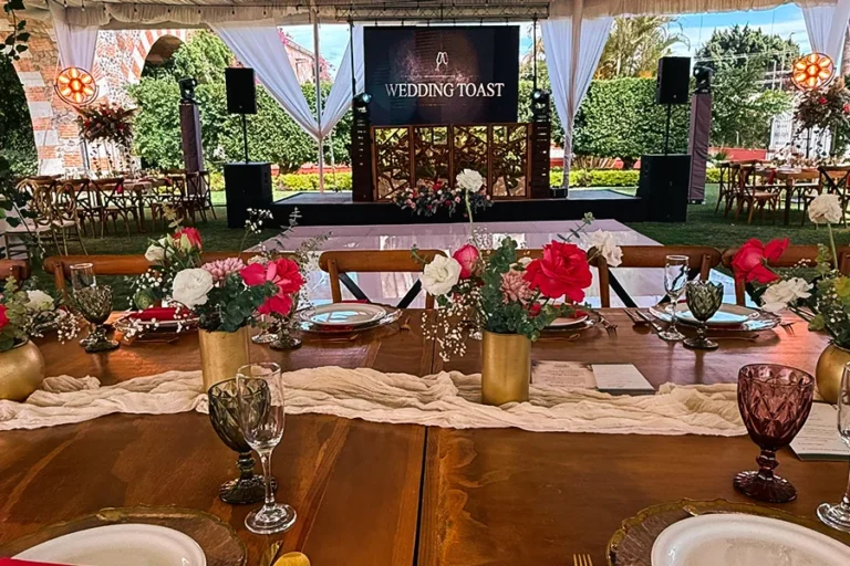 boda-en-finca-san-francisco-cabina-espejos-oro-decoracion-elegante