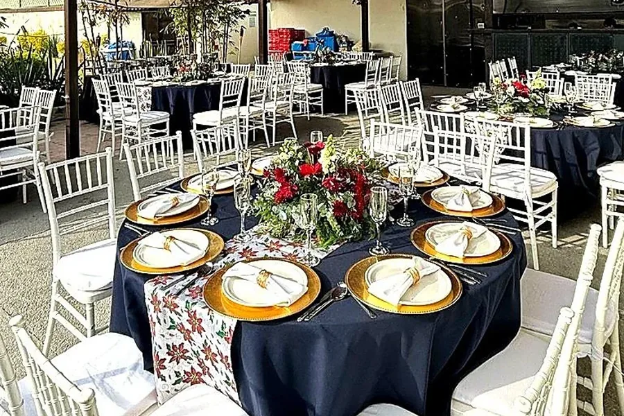 silla-tiffany-blanca-con-manteleria-azul-rey-y-centro-de-mesa-elegante
