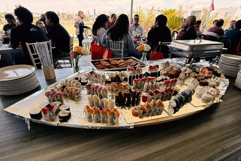 buffet-asiatico-comida-china-rollitos-sushi-variedad-evento-catering