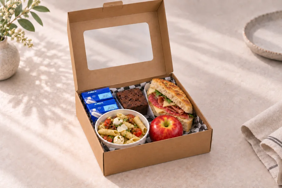 box-lunch-focaccia-jamon-serrano-salami-vista-angular